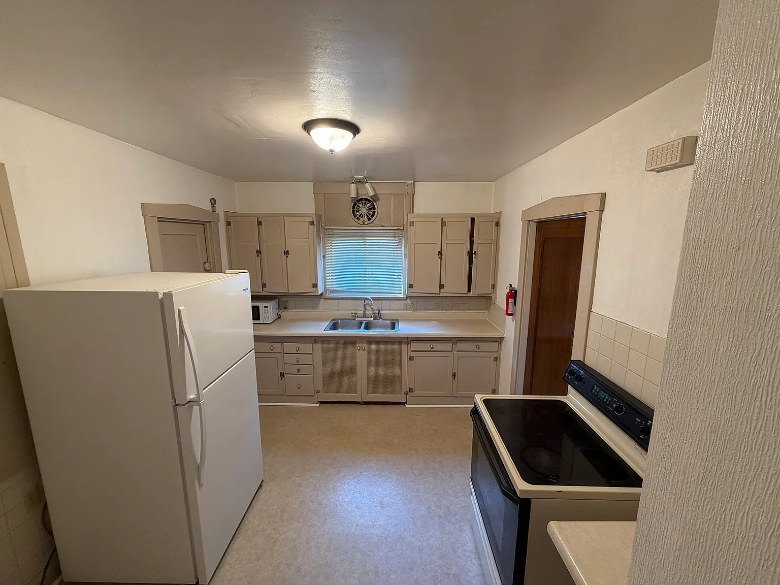 3 bed, 1400 sqft, $1,000 — Photo 4
