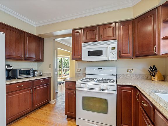 5th image of 2041 Thornwood Cir