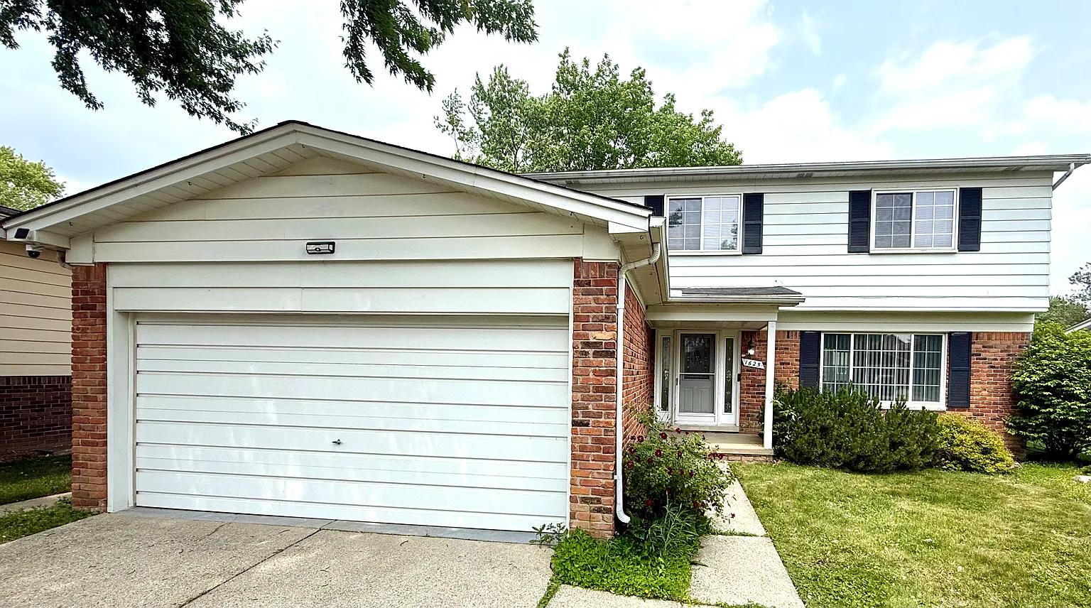 1625 Lakewood Dr photo 1