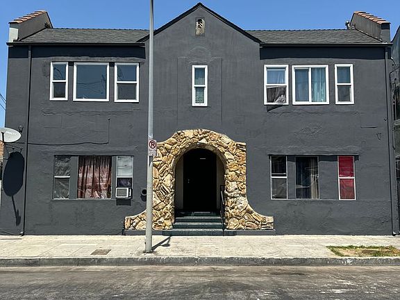 3rd image of 811 W 43rd St #1