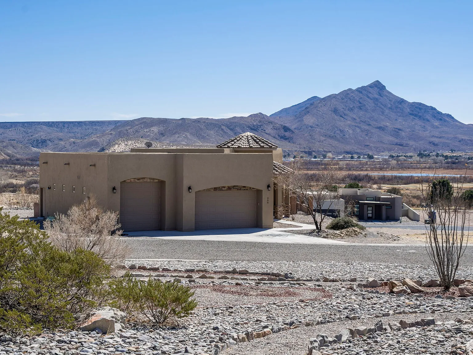 3 bed, 1920 sqft, $2,799 — Photo 2