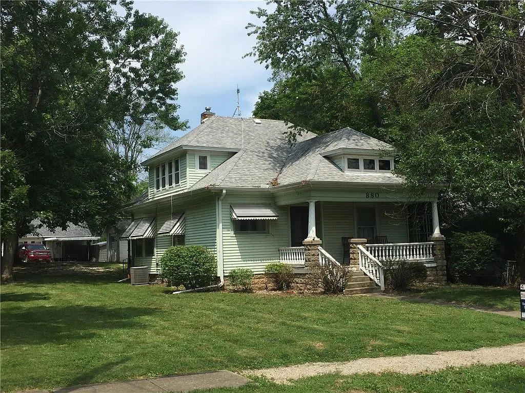 880 1st St photo 1