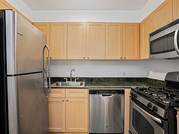 4th image of 308 E 38th St APT 12D