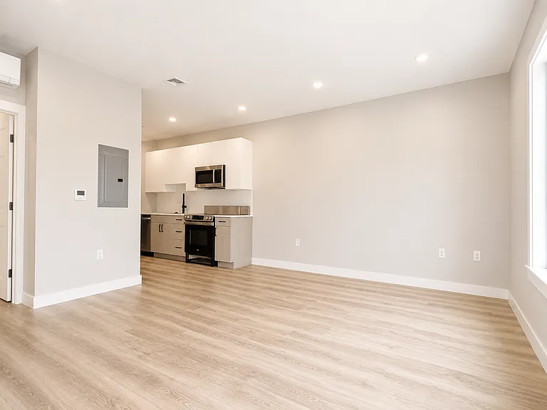 1305 Hyde Park Apartments — Photo 14