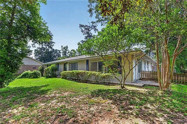 4 bed, 2.0 bath, 2242 sqft, $2,000 — Photo 2