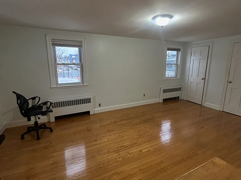 632 W Roxbury Pkwy — Photo 11
