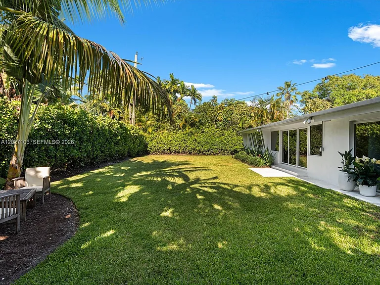 1945 Alamanda Dr — Photo 8