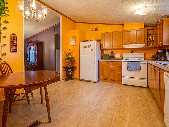 3rd image of 829 Harvest Meadows Dr