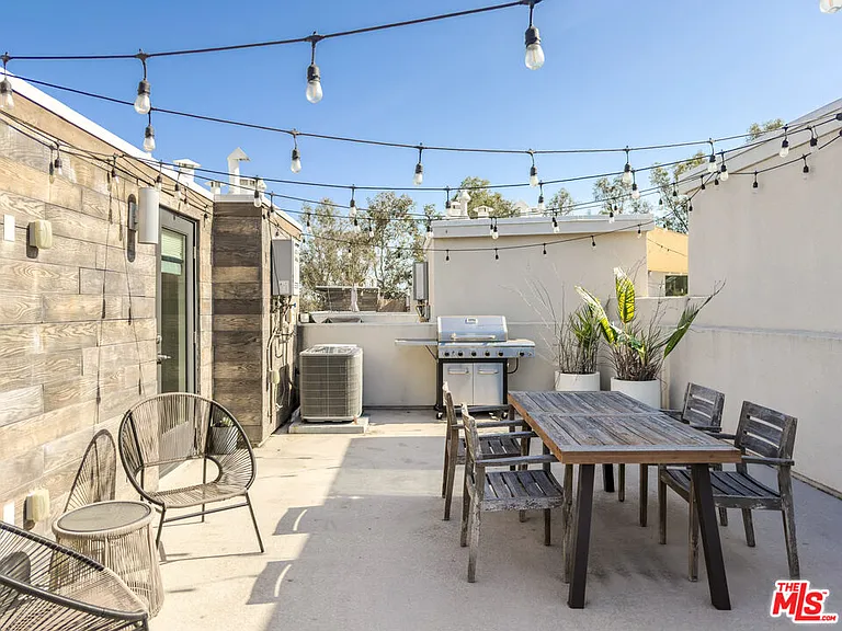 2111 N Cahuenga Blvd #2 — Photo 37