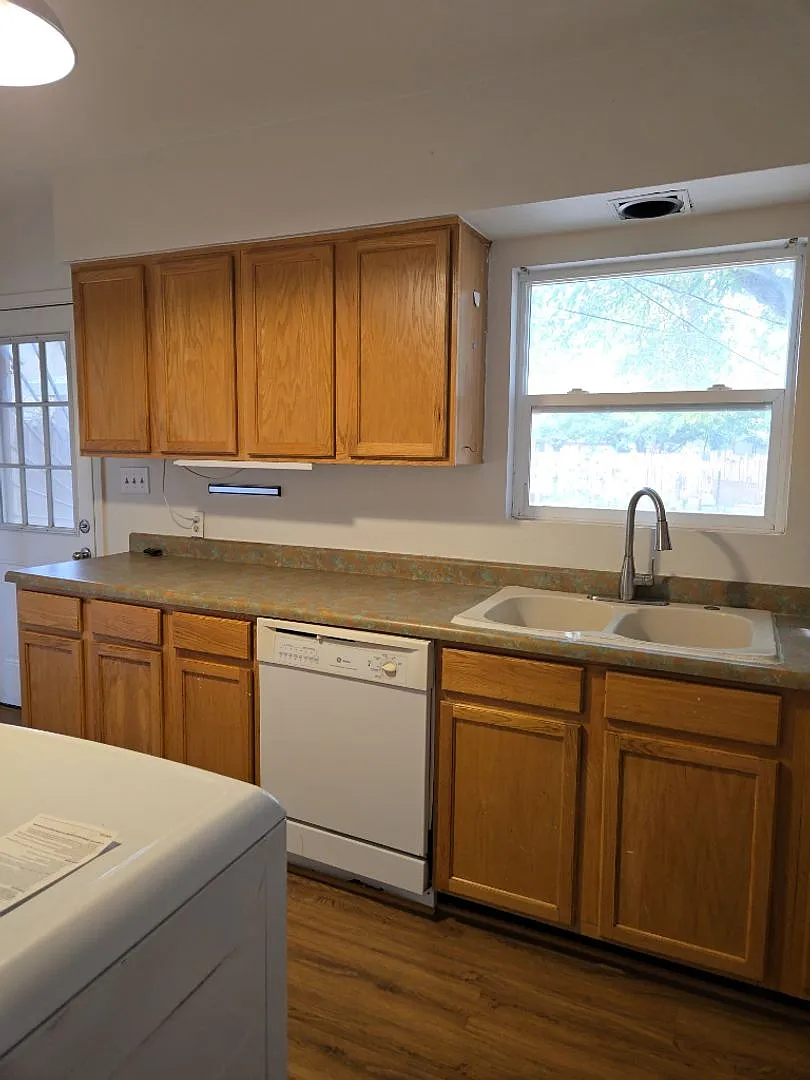 3 Bedroom, 1 Bathroom Home! Schedule a Showing Soon! — Photo 4