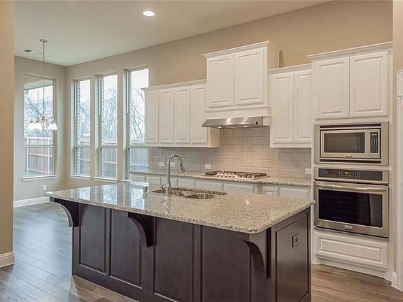 5th image of 2319 Saratoga Dr