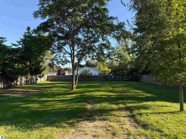 406 W Lincoln St, Charlevoix, MI 49720