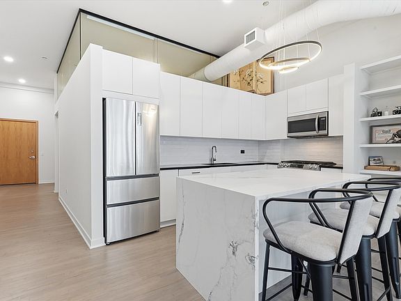 3rd image of 333 W Hubbard St APT 1010