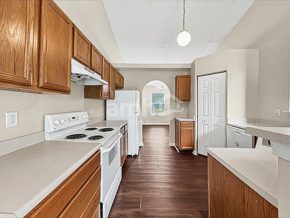 3rd image of 368 Evergreen Cir