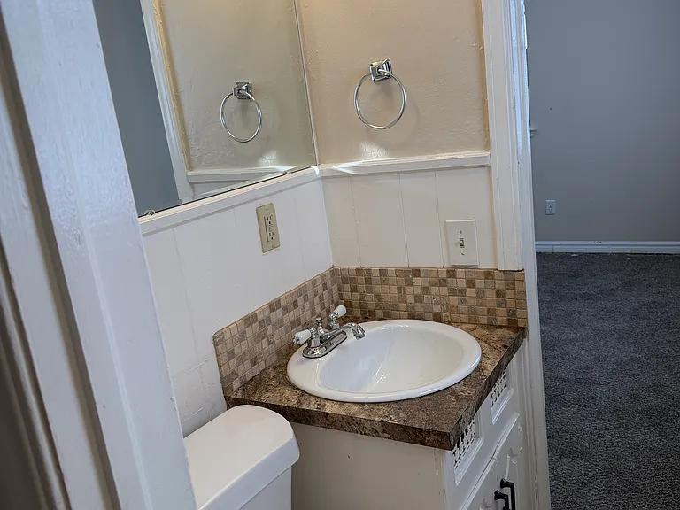 1004 Hampton Dr — Photo 8