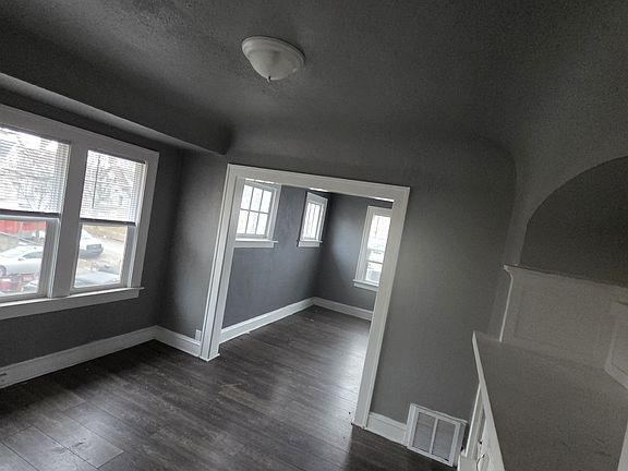 3rd image of 2422 W Concordia Ave