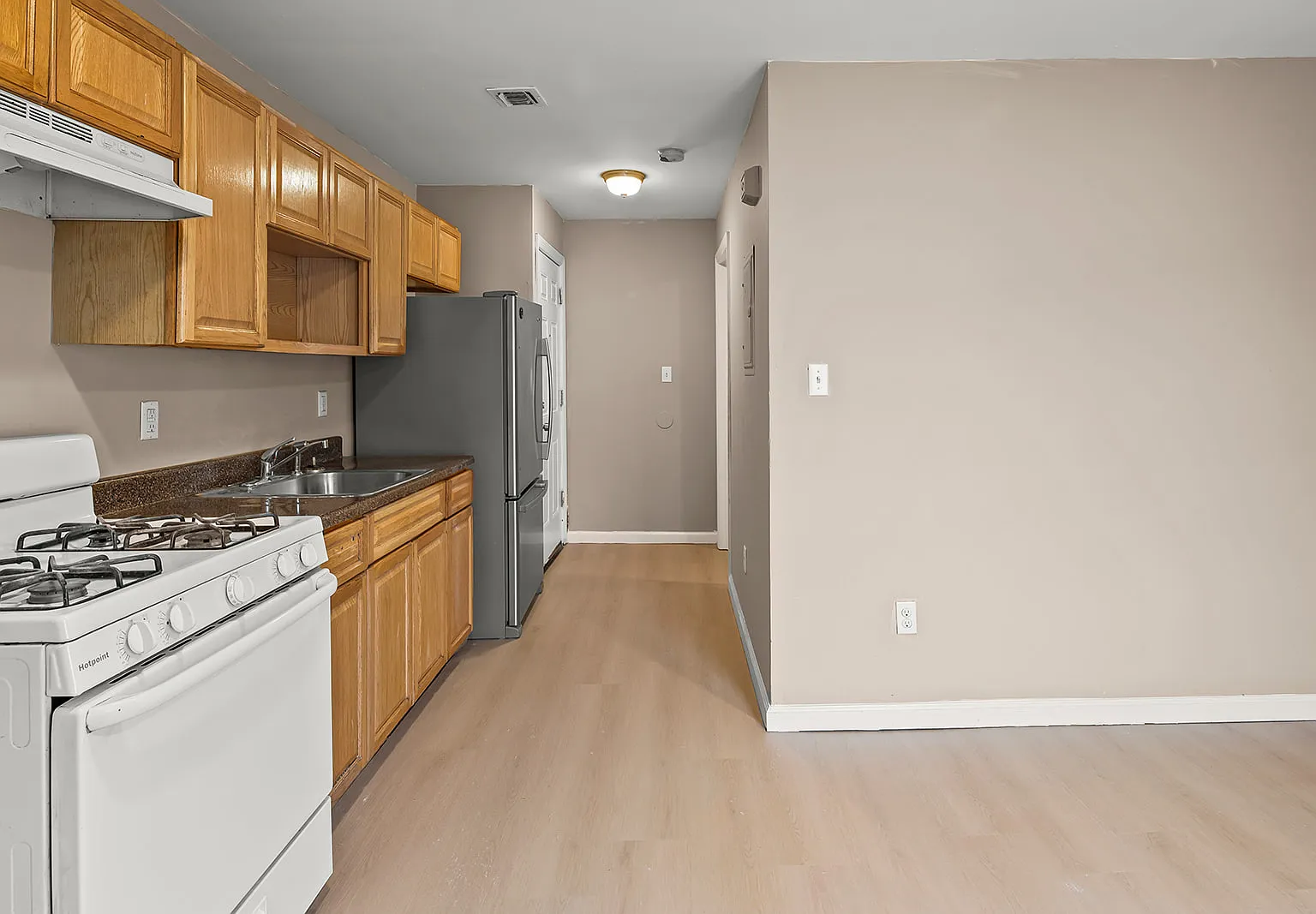 3 bed, 1100 sqft, $2,200 — Photo 2
