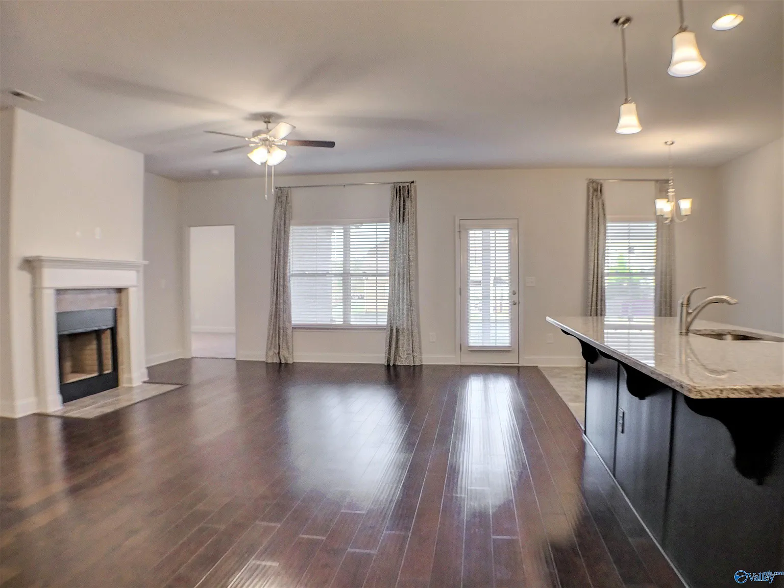 4 bed, 3.0 bath, 2412 sqft, $2,300 — Photo 3