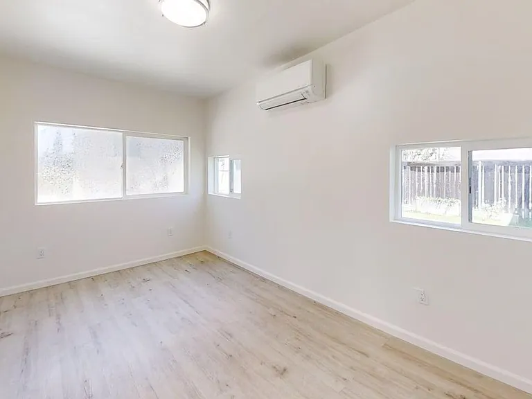 2bd/1ba Adu Apartment In Belmont Heights — Photo 10