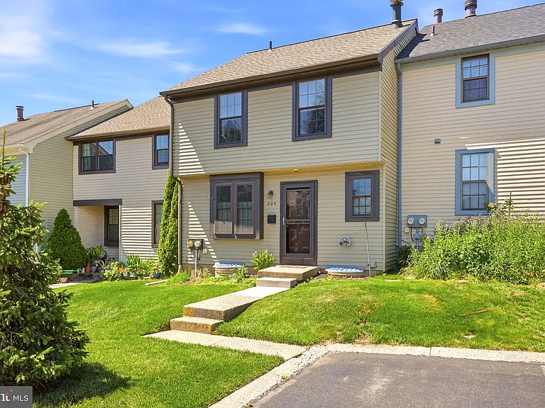 204 Livingston Ct — Photo 40