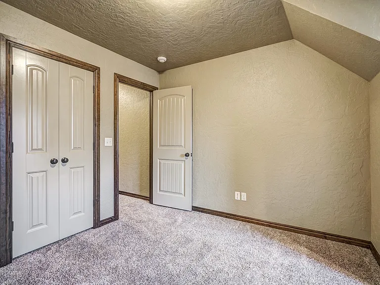 905 Samantha Ln — Photo 47