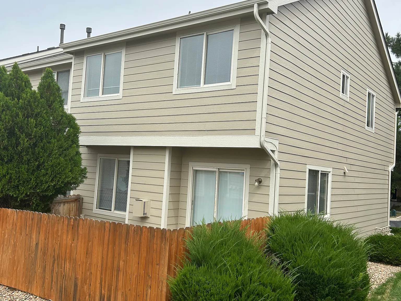 3 bed, 2.5 bath, 1240 sqft, $2,400 — Photo 2