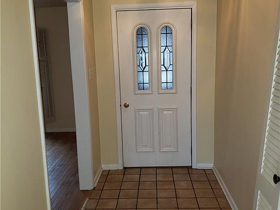 2nd image of 1015 N Lincoln Hill Ln