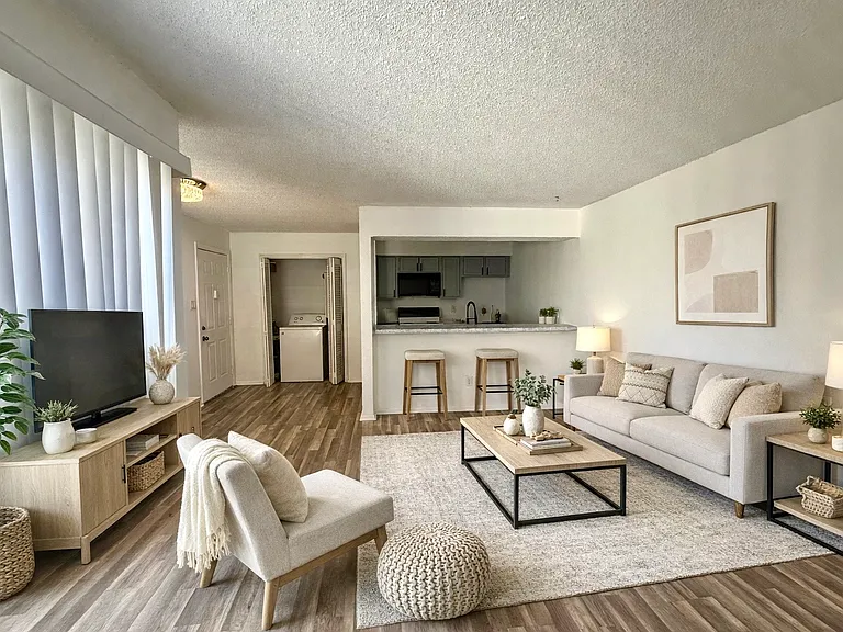 9813 Walnut St #302 — Photo 6