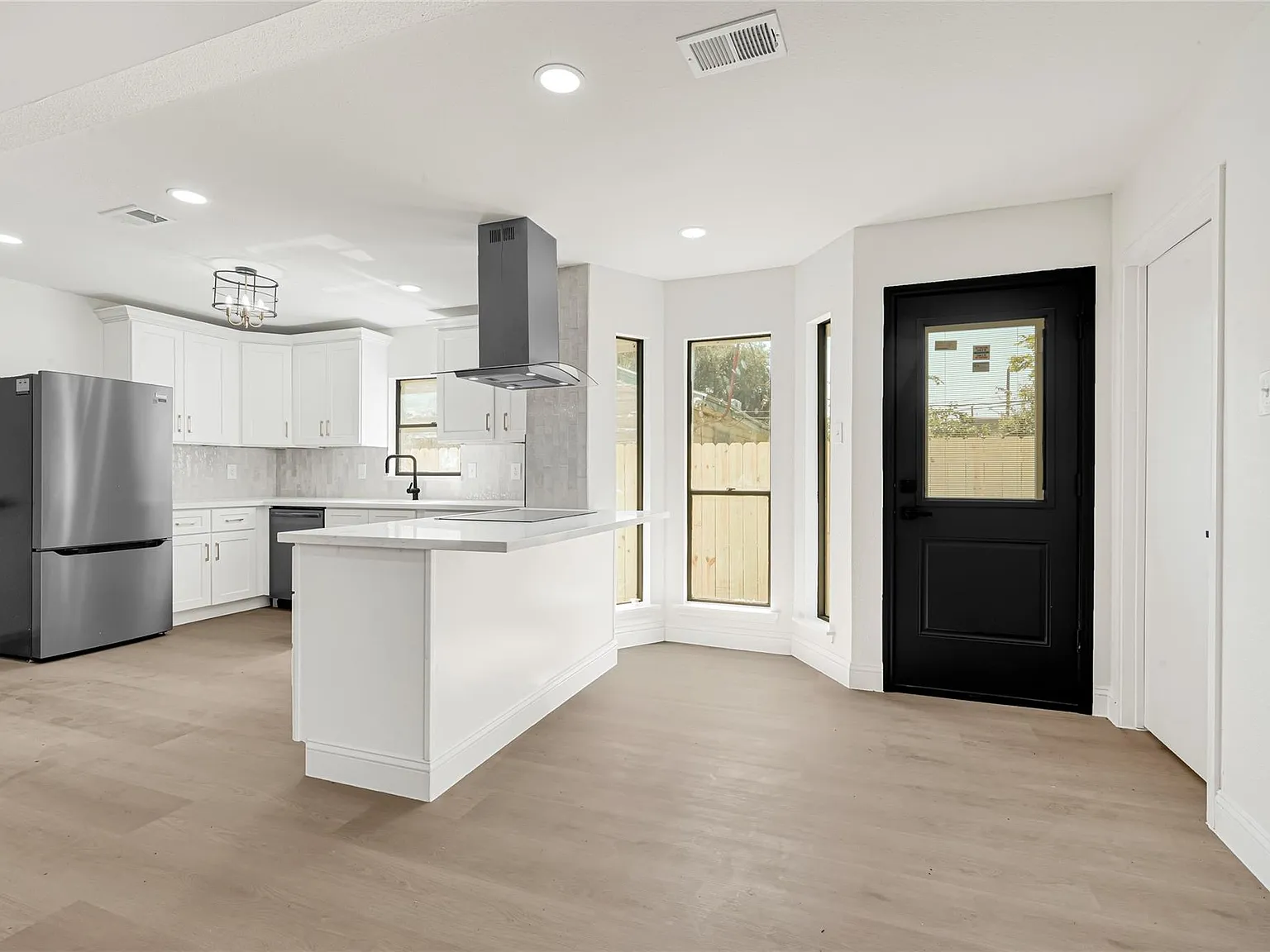 3 bed, 2.0 bath, 1722 sqft, $2,200 — Photo 2