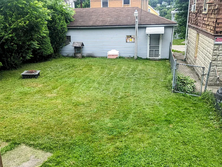 304 E 4th St — Photo 17