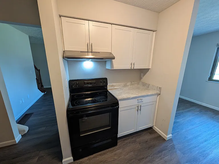 2385 Laurelwood Dr — Photo 2