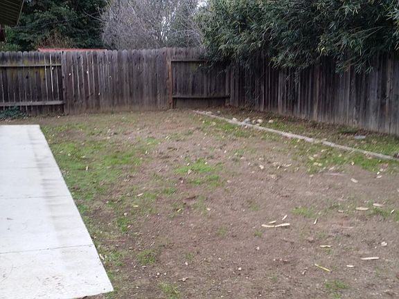 4th image of 915 Acacia Ln