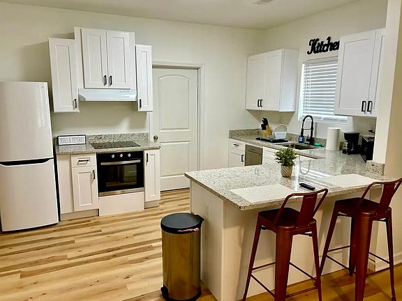 KITCHEN WITH EATING BAR