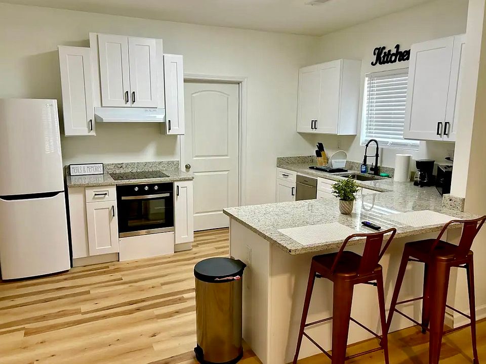 KITCHEN WITH EATING BAR