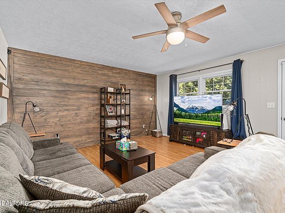 4th image of 75 Canterbury Ln