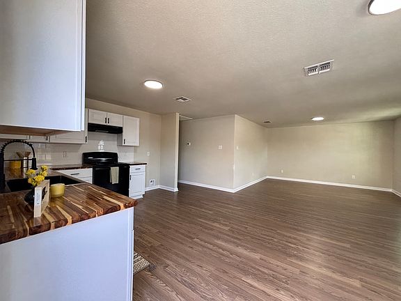 4th image of 702 E 5th St