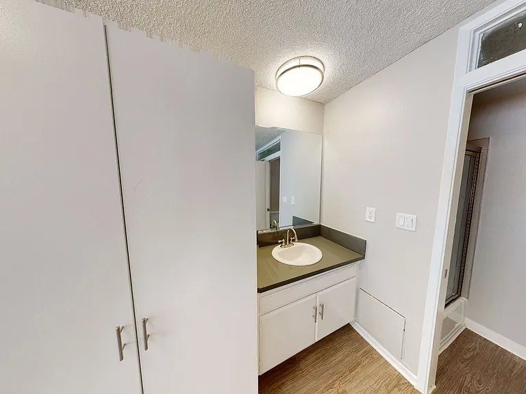 Wilshire Regency Apts. — Photo 20