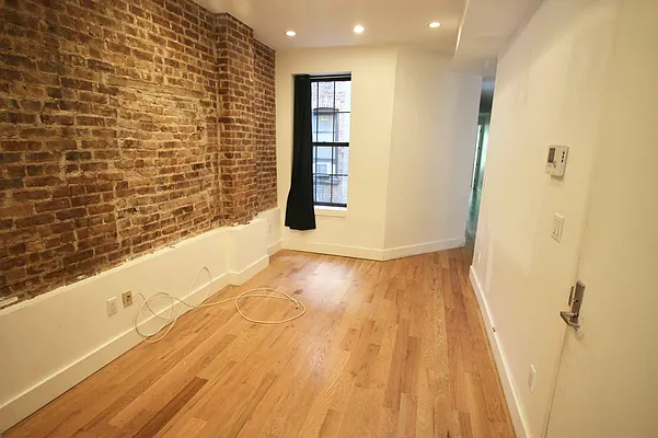 Rented by Delmark Realty LLC | media 10