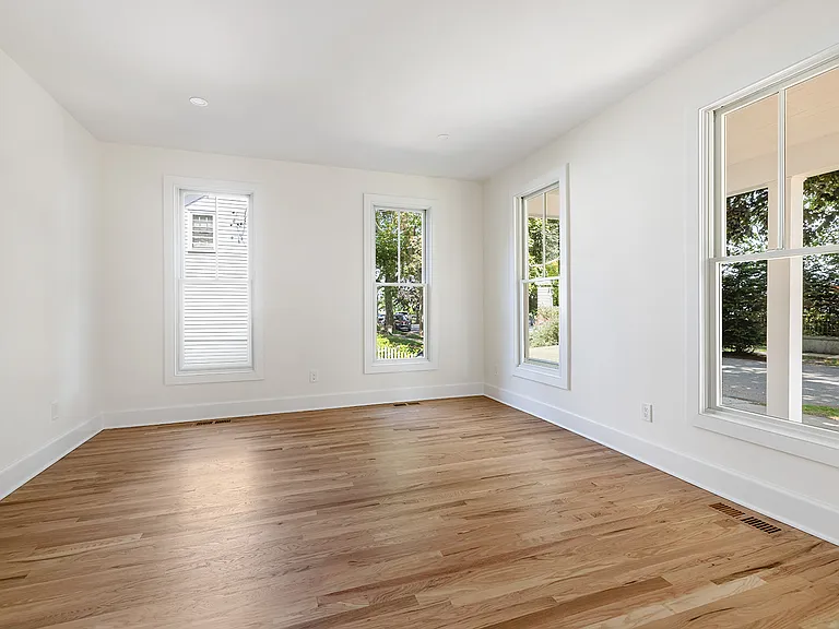 130 Bay Ave — Photo 12