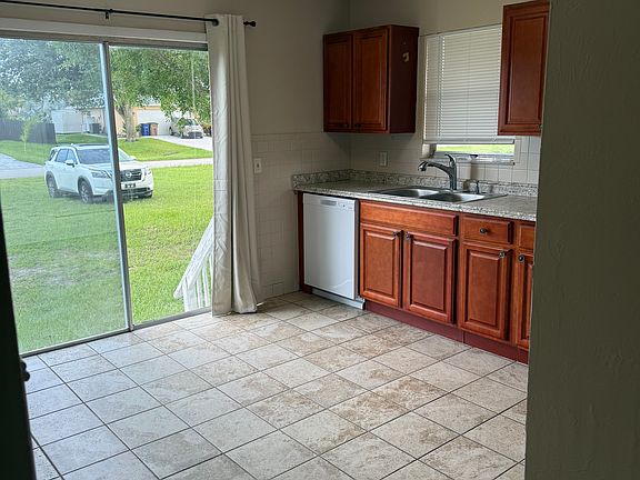 3rd image of 801 Carl Ave