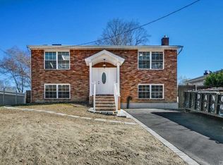 351 Woodlawn Ave, Ronkonkoma, NY 11779