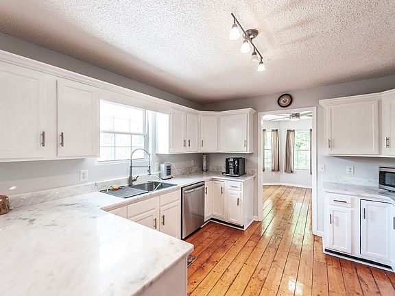 4th image of 3538 Armstrong Rd