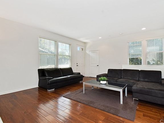 2nd image of 1800 Oak St Unit 100