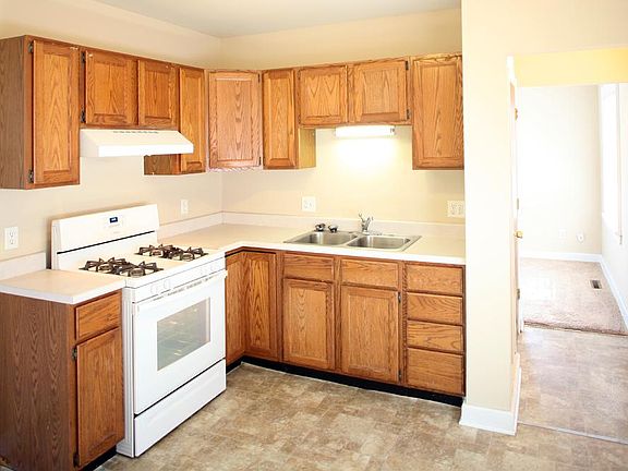 3rd image of 382 Curtice St E