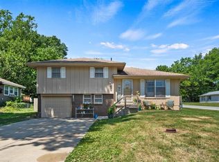 800 S Park Ave, Oak Grove, MO 64075