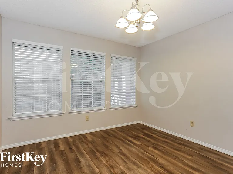 714 Windridge Ln — Photo 4