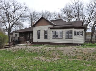 221 S Sanborn St, Chamberlain, SD 57325