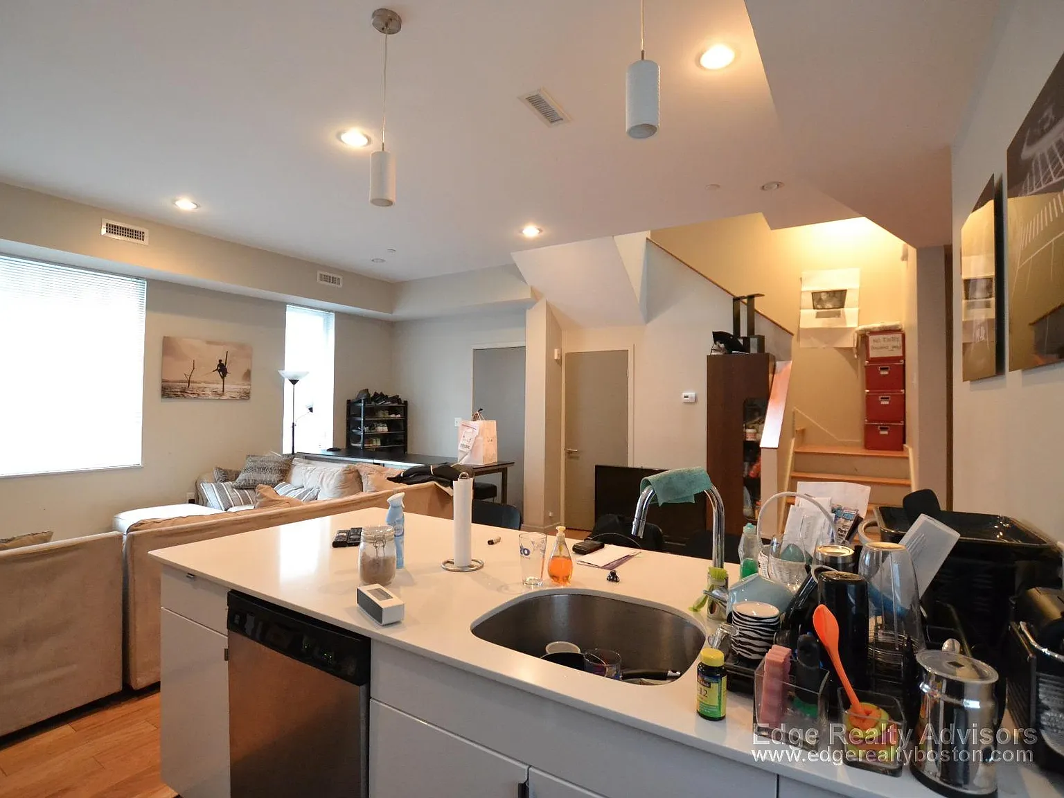 5 bed, 2.5 bath, 2500 sqft, $7,040 — Photo 2