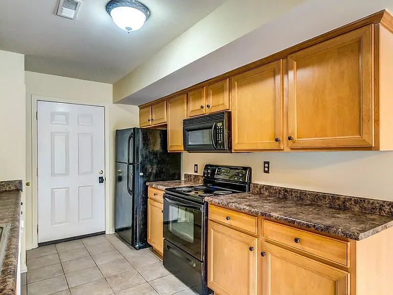 578 Hampton Way #A — Photo 3