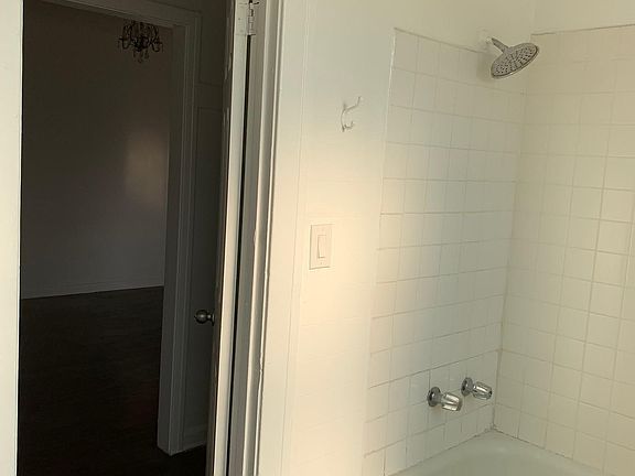 4th image of 707 N Ridgewood Pl APT 205